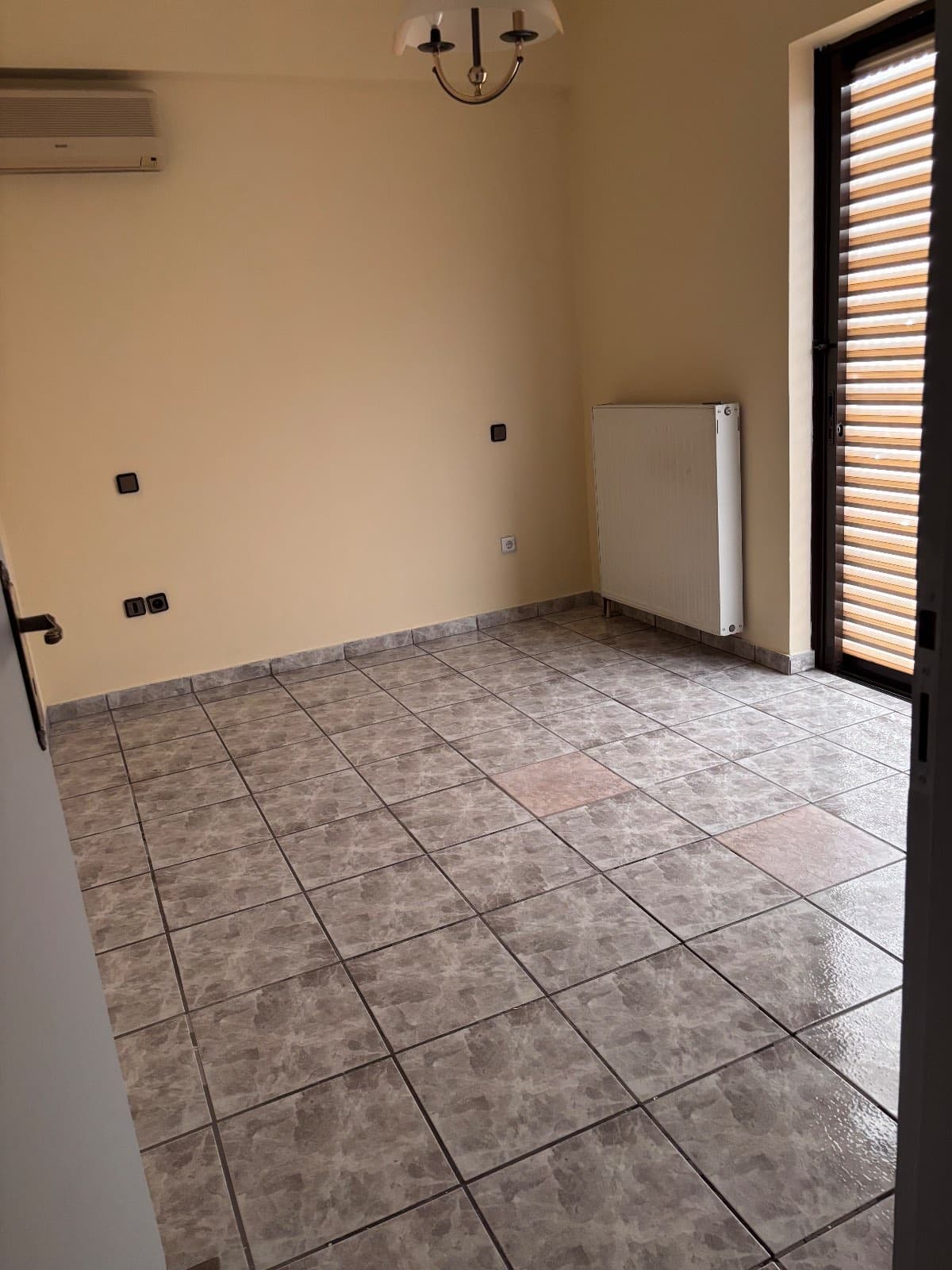 Εξαιρετικό διαμέρισμα 70 τ.μ. στον 3ο όροφο, φωτεινό και άνετο, με τεράστιες βερ