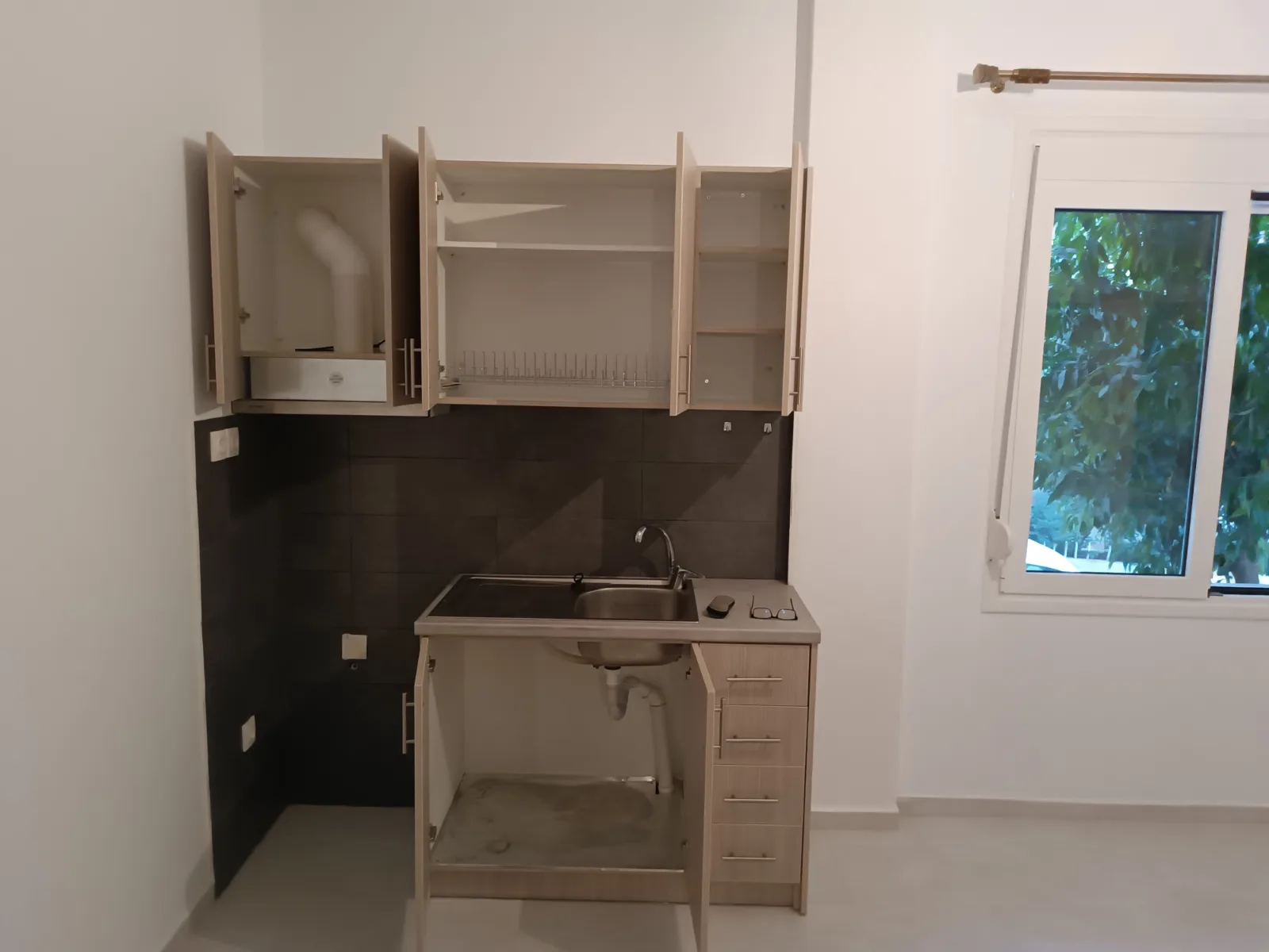 Γκαρσονιέρα 30 τμ πλήρως ανακαινισμένη, φωτεινή, κατάλληλη για φοιτητές